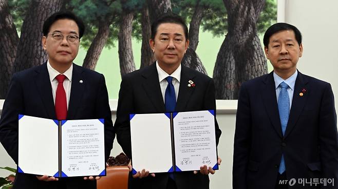 (서울=뉴스1) 유승관 기자 = 송언석 국민의힘 원내대표(왼쪽부터), 김병기 더불어민주당 원내대표, 구윤철 부총리 겸 기획재정부 장관이 2일 서울 여의도 국회에서 2026년도 예산안 처리를 위한 합의문에 서명을 마치고 기념촬영을 하고 있다. (공동취재) 2025.12.2/뉴스1  Copyright (C) 뉴스1. All rights reserved. 무단 전재 및 재배포,  AI학습 이용 금지. /사진=(서울=뉴스1) 유승관 기자