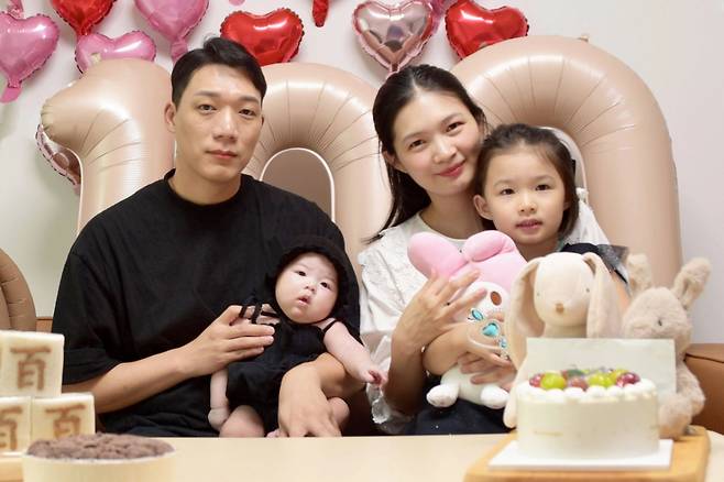 육아동행지원금 혜택을 받은 정호진 한화갤러리아 과장(왼쪽) 가족 사진. /사진제공=한화갤러리아