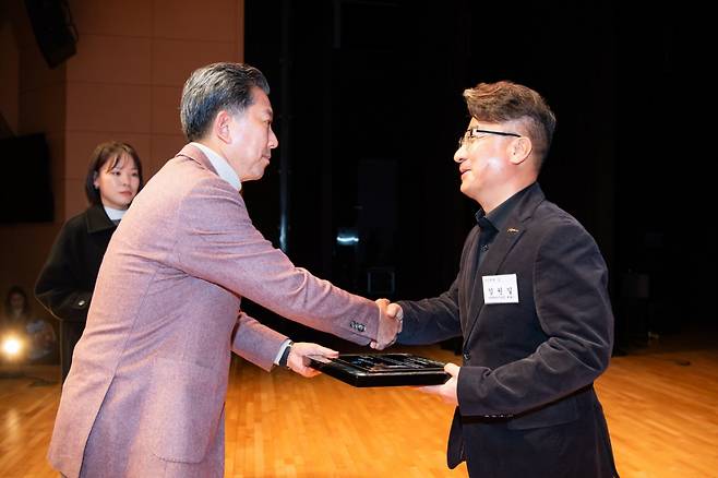 김원일 원바이오젠 대표(사진 오른쪽)가 중소기업 부문 '2025 구미시 최고기업인' 포상을 받고 있다/사진제공=원바이오젠