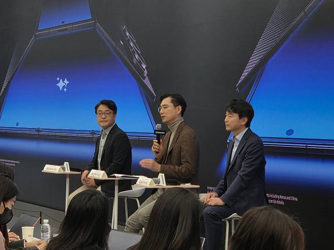 삼성전자가 2일 '삼성 강남'에서 미디어 브리핑을 열고 '갤럭시Z 트라이폴드'를 전격 공개했다. 사진은 질의응답을 진행하는 강민석 삼성전자 MX사업부 스마트폰PP팀 부사장(왼쪽), 임성택 삼성전자 한국총괄장 부사장(가운데), 김성은 삼성전자 MX사업부 스마트폰개발2팀 부사장(오른쪽). /사진=김미현 기자
