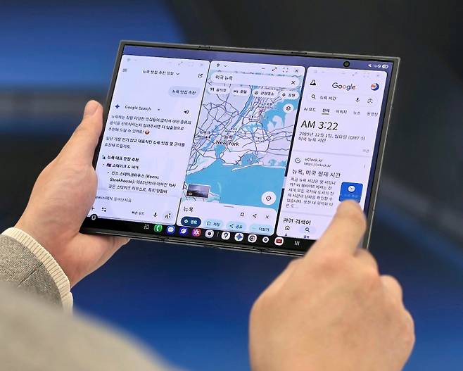 삼성전자가 2일 '삼성 강남'에서 미디어 브리핑을 열고 '갤럭시Z 트라이폴드'를 전격 공개했다. 갤럭시Z 트라이폴드에서는 멀티윈도우 기능으로 세 개의 스마트폰을 동시에 사용하는 것처럼 앱을 나란히 실행할 수 있다. /사진=삼성전자