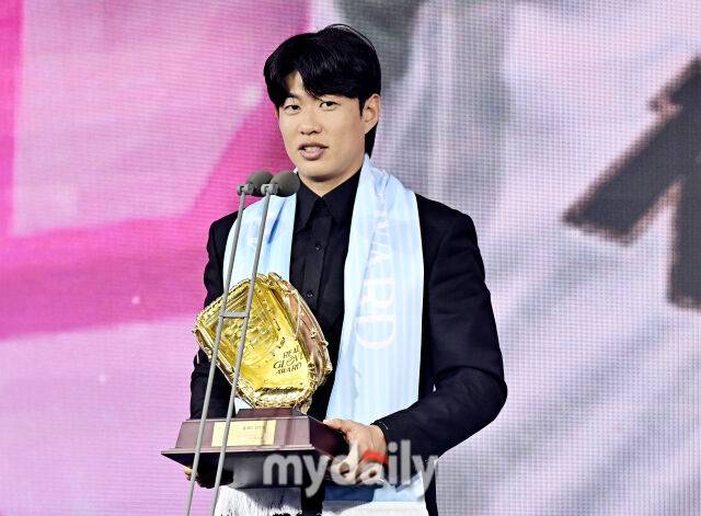 키움 송성문이 1일 오전 서울 광장동 비스타 워커힐 서울에서 진행된 '2025 리얼글러브 어워드(REAL GLOVE AWARD)'에서 올해의 선수삳을 수상하고 있다. 리얼글러브 어워드는 한국 프로야구 선수들이 직접 투표를 통해 동료 선수들의 활약을 평가하고 각 포지션별 최고의 선수를 선정하는 국내 유일의 선수 주도형 시상식으로, 선수들 스스로 한 해 동안 가장 뛰어난 활약을 펼친 동료를 평가하고 인정하는 자리다./광진 = 송일섭 기자