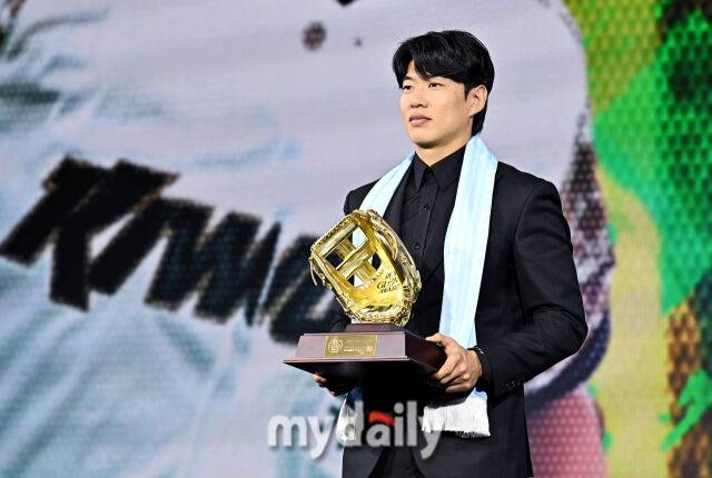 키움 송성문이 1일 오전 서울 광장동 비스타 워커힐 서울에서 진행된 '2025 리얼글러브 어워드(REAL GLOVE AWARD)'에서 3루수상을 수상하고 있다. 리얼글러브 어워드는 한국 프로야구 선수들이 직접 투표를 통해 동료 선수들의 활약을 평가하고 각 포지션별 최고의 선수를 선정하는 국내 유일의 선수 주도형 시상식으로, 선수들 스스로 한 해 동안 가장 뛰어난 활약을 펼친 동료를 평가하고 인정하는 자리다./광진 = 송일섭 기자