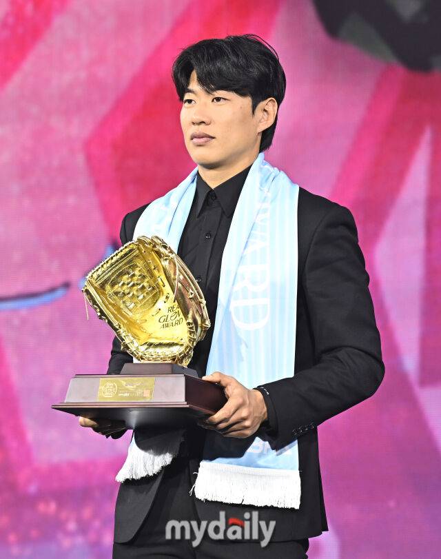 키움 송성문이 1일 오전 서울 광장동 비스타 워커힐 서울에서 진행된 '2025 리얼글러브 어워드(REAL GLOVE AWARD)'에서 올해의 선수상을 수상하고 있다. 리얼글러브 어워드는 한국 프로야구 선수들이 직접 투표를 통해 동료 선수들의 활약을 평가하고 각 포지션별 최고의 선수를 선정하는 국내 유일의 선수 주도형 시상식으로, 선수들 스스로 한 해 동안 가장 뛰어난 활약을 펼친 동료를 평가하고 인정하는 자리다./광진 = 송일섭 기자