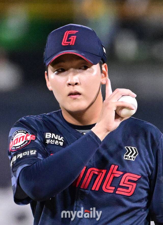 2025년 9월 3일 오후 경기도 수원KT위즈파크에서 열린 '2025 신한 SOL뱅크 KBO 리그' 롯데 자이언츠와 KT 위즈의 경기. 롯데 최준용이 6회말 1사 후 구원등판해 투구를 준비하고 있다./마이데일리