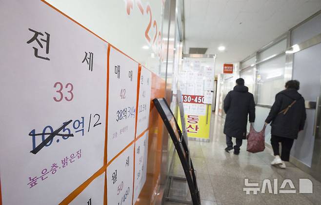 [서울=뉴시스] 김근수 기자 = 26일 서울 시내의 한 부동산 앞에 전세 안내문이 붙어 있다. KB부동산 월간 주택가격 동향에 따르면 11월 서울 전세수급지수은 158.5를 기록하며 2021년 10월(162.2) 이후 가장 높았다. 이는 2021년 10월(164.8) 이후 가장 높은 수준이다. 전세수급지수는 0~200 범위로 산출되며, 100을 넘으면 전세 공급 부족 비중이 높다는 의미다. 2025.11.26. ks@newsis.com