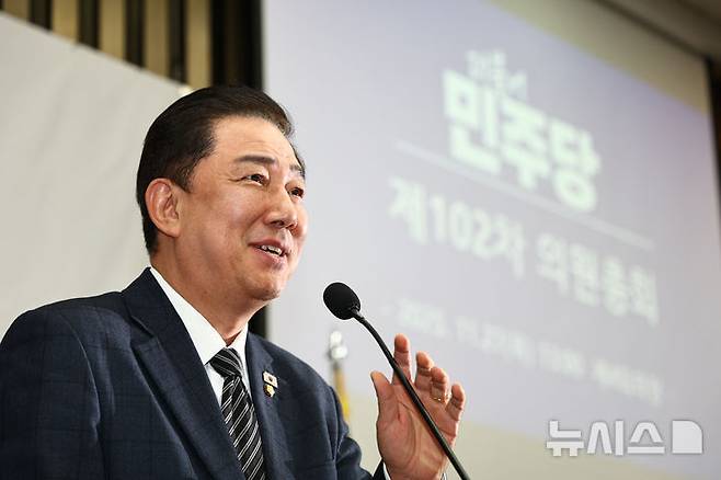 [서울=뉴시스] 김명년 기자 = 김병기 더불어민주당 원내대표가 지난달 27일 오후 서울 여의도 국회에서 열린 의원총회에서 모두발언하고 있다. 2025.11.27. kmn@newsis.com