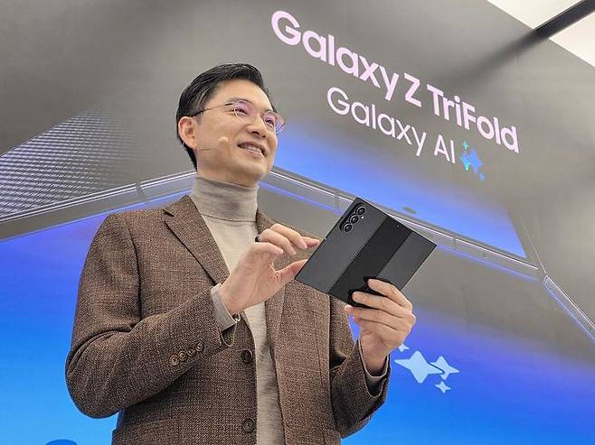 [서울=뉴시스] 2일 서울 서초구 삼성 강남에서 열린 '삼성전자 갤럭시Z 트라이폴드 출시 미디어데이'에서 삼성전자 한국총괄장 임성택 부사장이 환영사를 하고 있다. (사진=삼성전자 제공) 2025.12.02. photo@newsis.com *재판매 및 DB 금지