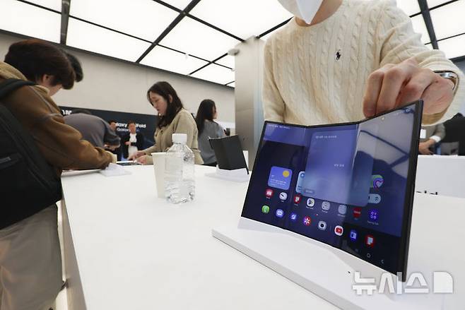 [서울=뉴시스] 김근수 기자 = 2일 서울 서초구 삼성 강남에서 진행된 갤럭시 Z 트라이폴드 미디어공개 행사에서  3단 폴더블 스마트폰 ‘갤럭시 Z 트라이폴드(Galaxy Z TriFold)’가 진열돼 있다. ‘갤럭시 Z 트라이폴드’는 펼치면 253mm(10형)의 대화면을 접으면 ‘갤럭시 Z 폴드7’과 같은 164.8mm(6.5형)의 휴대성 높은 바(Bar) 타입 화면을 지원해 사용자가 다양한 상황에 맞춰 유연하게 사용할 수 있다. 2025.12.02. ks@newsis.com