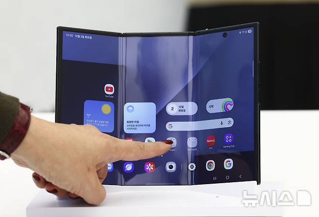[서울=뉴시스] 김근수 기자 = 2일 서울 서초구 삼성 강남에서 진행된 갤럭시 Z 트라이폴드 미디어공개 행사에서  3단 폴더블 스마트폰 ‘갤럭시 Z 트라이폴드(Galaxy Z TriFold)’가 진열돼 있다. ‘갤럭시 Z 트라이폴드’는 펼치면 253mm(10형)의 대화면을 접으면 ‘갤럭시 Z 폴드7’과 같은 164.8mm(6.5형)의 휴대성 높은 바(Bar) 타입 화면을 지원해 사용자가 다양한 상황에 맞춰 유연하게 사용할 수 있다. 2025.12.02. ks@newsis.com