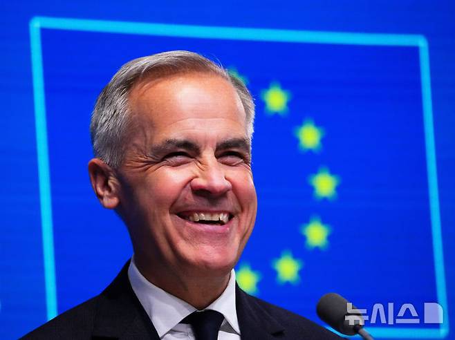 [브뤼셀=AP/뉴시스] 캐나다는 1일(현지 시간) 비(非)유럽 국가 중 처음으로 유럽연합(EU)의 무기 공동구매 대출 프로그램인 '세이프(SAFE)'에 공식 가입했다. 사진은 지난 6월 벨기에 브뤼셀에서 캐나다-EU 정상회담 후 공동 기자회견에서 활짝 웃고 있는 마크 카니 캐나다 총리. 2025.12.02.