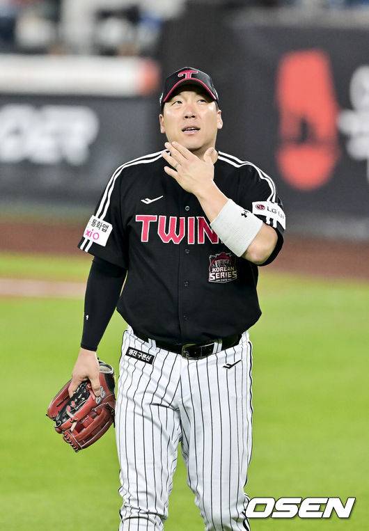 [OSEN=대전, 박준형 기자] 29일 대전시 중구 부사동 대전한화생명볼파크에서 2025 신한 SOL Bank KBO리그 포스트시즌 한국시리즈 3차전 한화 이글스와 LG 트윈스의 경기가 진행됐다.이날 경기에 한화는 폰세를, LG는 손주영을 선발투수로 내세웠다. 2회말 1사 1,2루 한화 최재훈의 안타때 김현수 좌익수가 포구 실책한뒤 아쉬워하고 있다  2025.10.29 / soul1014@osen.co.kr