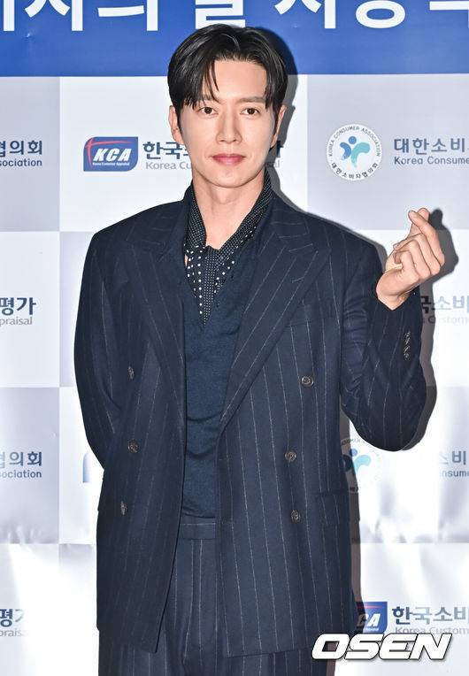 [OSEN=박준형 기자] 19일 서울 강남구 과학기술회관에서 제28회 소비자의 날 KCA 문화연예 시상식이 진행됐다.배우 박해진이 포즈를 취하고 있다. 2023.12.19 / soul1014@osen.co.kr