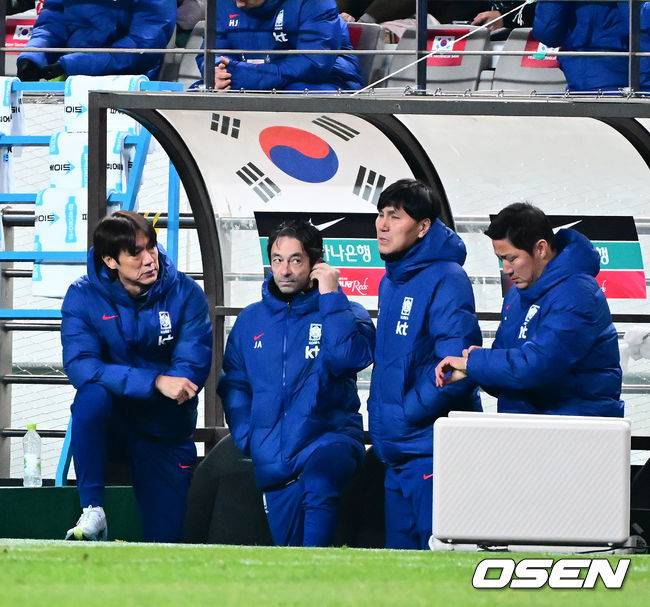 [OSEN=서울월드컵경기장, 지형준 기자] 홍명보 감독이 이끄는 한국 축구대표팀이 18일 오후 8시 서울월드컵경기장에서 열린&nbsp;11월 A매치 두 번째 친선경기에서&nbsp;'아프리카 강호' 가나를 상대로 1-0 승리했다.내달 2026 국제축구연맹(FIFA) 북중미 월드컵 조 추첨을 앞두고 열리는 마지막 평가전이었다.&nbsp;한국은 가나까지 잡아내면서 사상 최초로&nbsp;월드컵 포트 2를 확정하게 됐다. 이로써 대표팀은 홍명보 감독이 부임한 뒤 처음으로 A매치 2연전에서 나란히 승리를 거두게 됐다.후반 대한민국 홍명보 감독을 비롯한 코칭스태프가 이야기를 나누고 있다. 2025.11.18 /jpnews@osen.co.kr