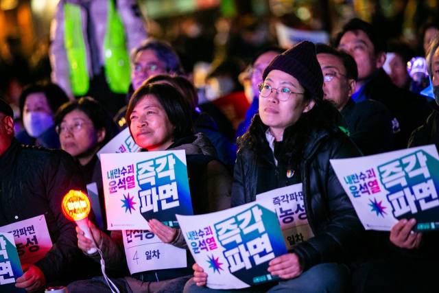 ▲지난 3월 서울 광화문 광장에서 열린 내란청산·사회대개혁 비상행동 주최 집회에서 이호림 무지개행동 대표가 앉아 있다. ⓒ무지개행동