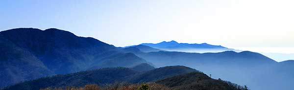 노고단에서 바라본 지리산 아침. 가운데 멀리 천왕봉과 중봉이 살짝 뾰족하고, 왼쪽의 반야봉은 펑퍼짐하다. 산이 누운 듯, 황소가 누운 듯, 어머니 품처럼 지리산은 편안하고 아늑하다. 사람들은 아이처럼, 험한 노동을 마친 일꾼처럼 그 품에 들어가 위로를 받는다.
