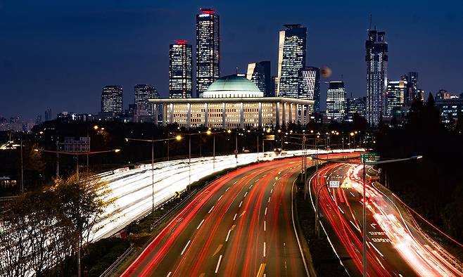 서울 여의도 국회의사당의 야경을 찍은 모습. 뉴스1