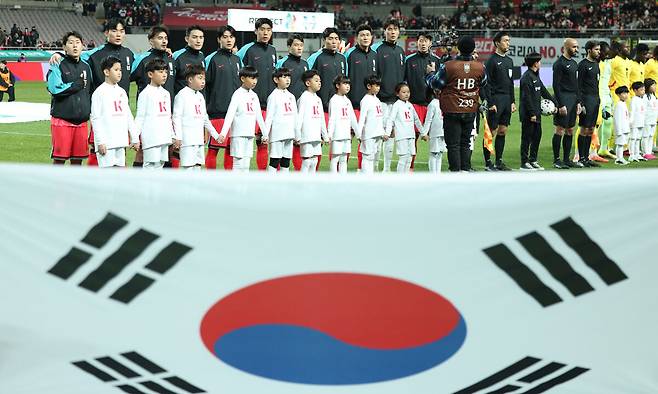 지난 11월 18일 오후 서울 마포구 서울월드컵경기장에서 열린 축구 국가대표팀 평가전 대한민국과 가나의 경기, 대한민국 선수들이 애국가를 제창하고 있다. 뉴시스