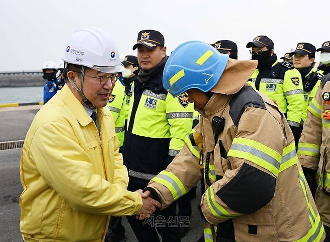 윤호중 행안부 장관이 훈련 종료 후 참가자들을 격려하고 있다.