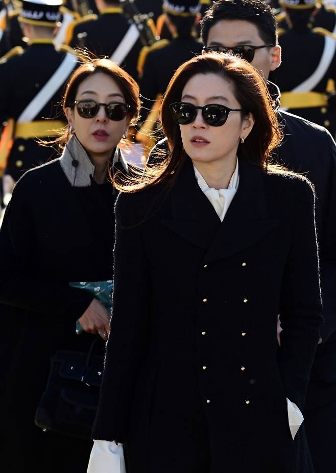임세령 부회장 ‘제139기 해군·해병대 사관후보생 임관식’ 참석 - 임세령 대상 그룹 부회장과 임상민 부사장이 28일 오후 경남 창원 해군사관학교에서 열린 제139기 해군·해병대 사관후보생 수료 및 임관식에 참석하고 있다. 공동취재 2025.11.28 뉴스1