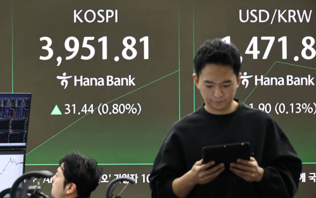 2일 서울 중구 하나은행 딜링룸 현황판에 코스피 지수 등이 표시되고 있다. 연합뉴스