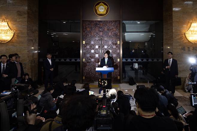 2024년 12월4일 새벽 우원식 국회의장이 계엄 해제 요구 결의안 가결 뒤 특별담화를 하고 있다. ⓒ시사IN 박미소