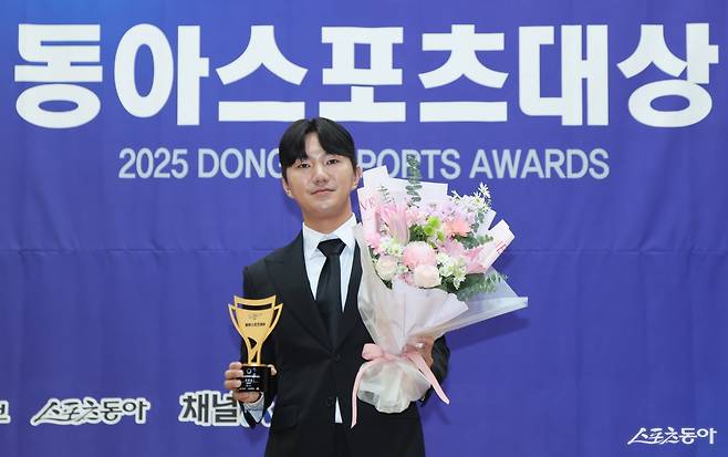 옥태훈이 동아스포츠대상 남자골프 올해의 선수상을 수상한 뒤 포즈를 취하고 있다.