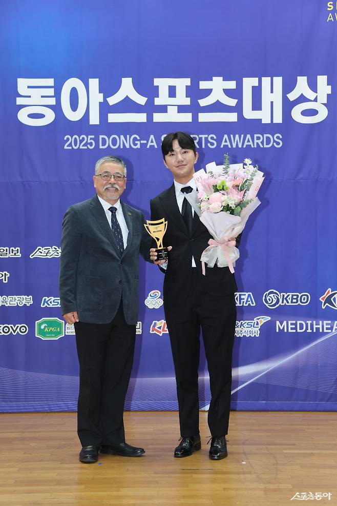 옥태훈(오른쪽)이 시상자로 나선 김원섭 KPGA 회장과 기념 촬영을 하고 있다.