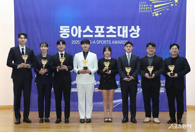 옥태훈(왼쪽에서 3번째)이 다른 종목 수상자들과 함께 포즈를 취하고 있다.