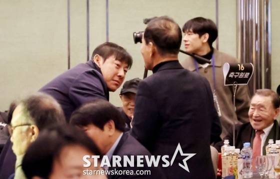 신태용(왼쪽) 감독. /사진=강영조 선임 기자