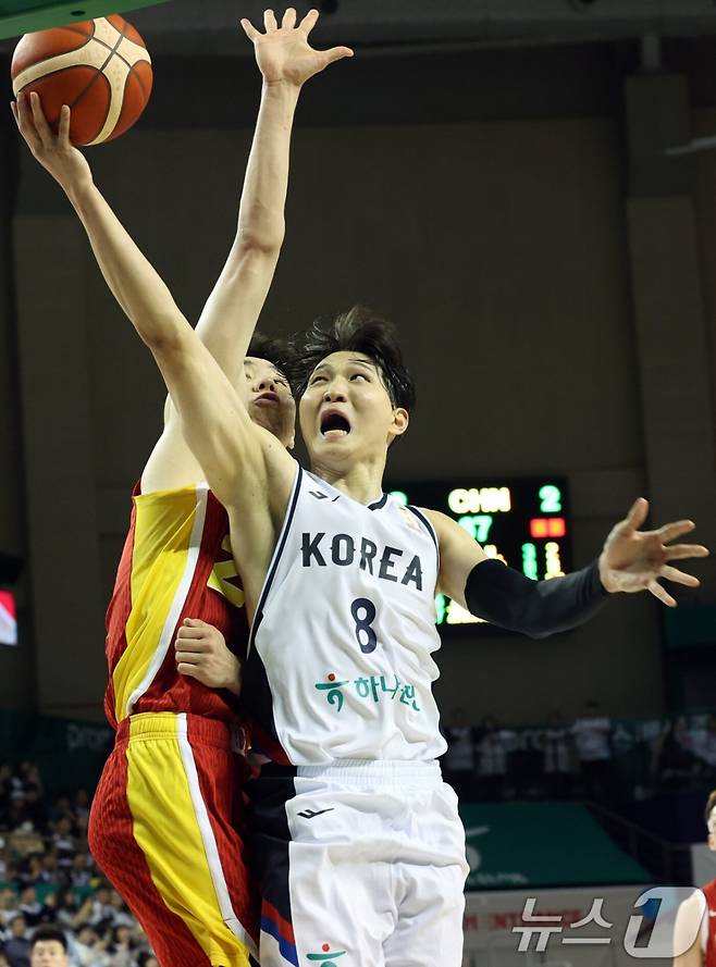 안영준(오른쪽)이 1일 강원도 원주의 원주DB프로미아레나에서 열린 2027 FIBA 농구 월드컵 아시아 예선 1라운드 B조 2차전에서 중국을 상대로 레이업을 시도하고 있다. /사진=뉴스1