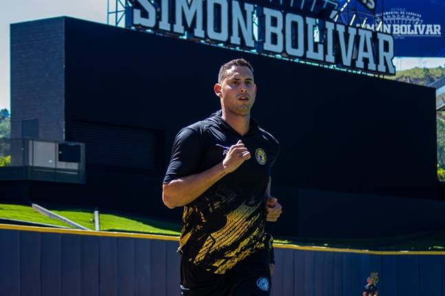 2026시즌 한화에서 뛰게 될 윌켈 에르난데스의 훈련 모습. /사진=레오네스 델 카라카스 공식 SNS