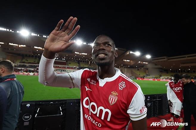 모나코 홈팬들에게 인사하는 폴 포그바. /AFPBBNews=뉴스1