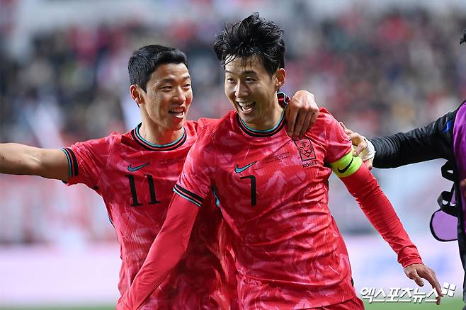 한국 축구가 내년 여름 열리는 2026 국제축구연맹(FIFA) 북중미 월드컵서 조별리그를 통과할 가능성이 높다는 예측이 나왔다. 사상 첫 포트2에 진입한 만큼, 무난한 조가 편성된다면 결코 꿈은 아닐 것으로 보인다. 조 추첨 결과에 따라 32강, 16강을 넘어 사상 첫 원정 8강까지 바라볼 수 있다. 엑스포츠뉴스DB