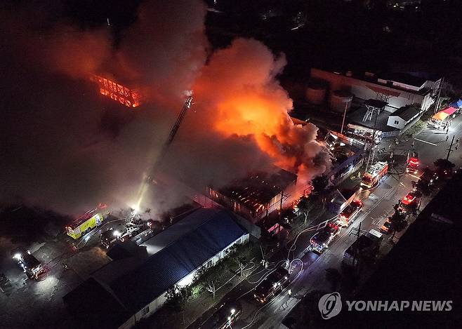 서귀포 야적장 화재 (서귀포=연합뉴스) 박지호 기자 = 지난 1일 오후 9시 27분께 서귀포시 토평동의 한 업체 야적장에서 화재가 발생했다.
    소방당국이 대응1단계를 발령한 가운데 2일 새벽 소방관들이 화재를 진압하고 있다. 2025.12.2 jihopark@yna.co.kr