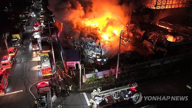 서귀포 야적장 화재 (서귀포=연합뉴스) 박지호 기자 = 지난 1일 오후 9시 27분께 서귀포시 토평동의 한 업체 야적장에서 화재가 발생했다.
    소방당국이 대응1단계를 발령한 가운데 2일 새벽 소방관들이 화재를 진압하고 있다. 2025.12.2 jihopark@yna.co.kr