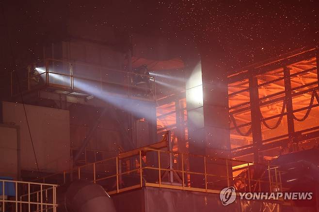 불꽃과 화염 뚫고 인명 수색 (서귀포=연합뉴스) 박지호 기자 = 지난 1일 오후 9시 27분께 서귀포시 토평동의 한 업체 야적장에서 화재가 발생했다.
    소방당국이 대응1단계를 발령한 가운데 2일 새벽 소방관들이 화염을 뚫고 인명 수색을 하고 있다. 2025.12.2 jihopark@yna.co.kr