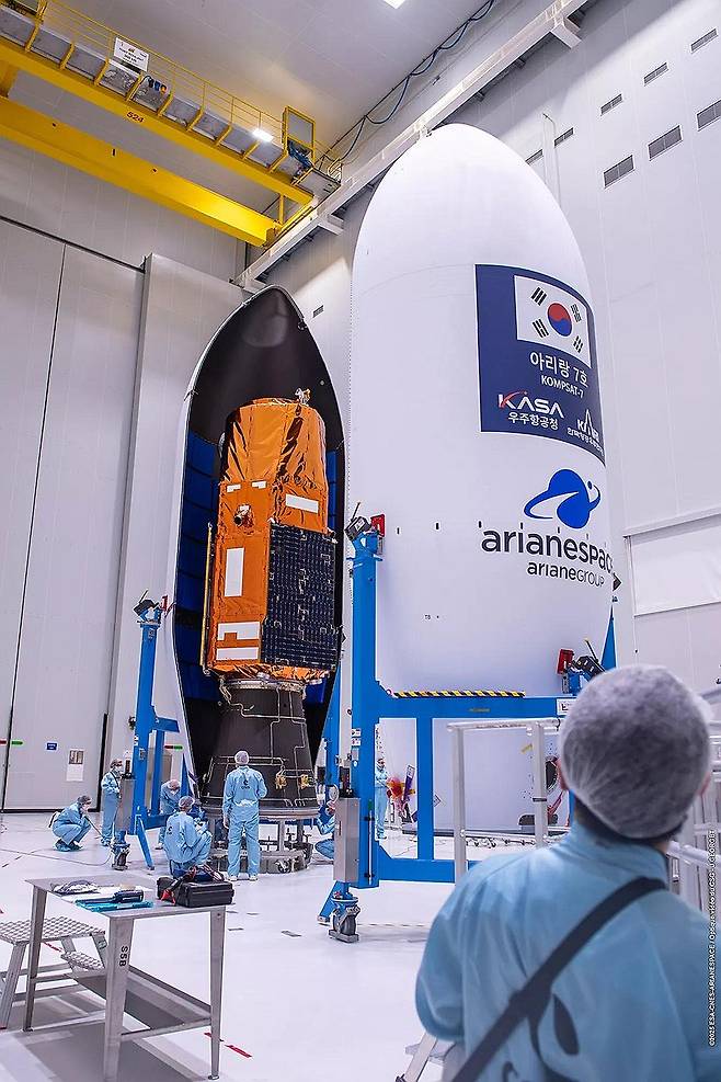 베가-C 상단에 아리랑 7호가 탑재되는 모습 [아리안스페이스 제공. 재판매 및 DB 금지]