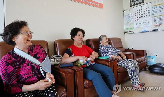 웃음 되찾은 강화군 송해면 당산리 주민들 [연합뉴스 자료사진]