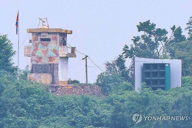 북한 초소와 대남 확성기 [연합뉴스 자료사진]