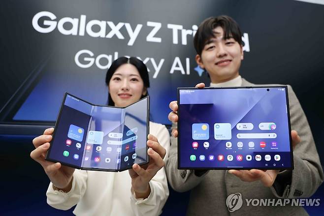 이것이 갤럭시Z 트라이폴드 (서울=연합뉴스) 윤동진 기자 = 2일 서울 삼성 강남에서 열린 '삼성전자 갤럭시Z 트라이폴드 출시 미디어데이'에서 갤럭시Z 트라이폴드가 공개되고 있다 2025.12.2 mon@yna.co.kr