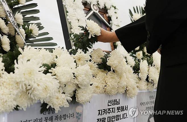 "선생님 지켜주지 못해서 정말 미안합니다" (제주=연합뉴스) 지난 5월 24일 제주도교육청에 마련된 분향소에서 학생 가족의 민원에 시달리다 숨진 제주 모 중학교 교사를 추모하는 사람들의 발길이 이어지고 있다. [연합뉴스 자료사진]