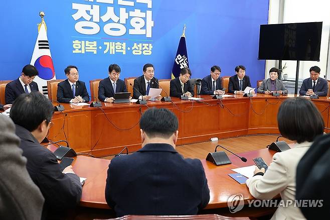 발언하는 김병기 원내대표 (서울=연합뉴스) 김주성 기자 = 더불어민주당 김병기 원내대표가 2일 서울 여의도 국회에서 열린 원내대책회의에서 발언하고 있다. 2025.12.2 utzza@yna.co.kr