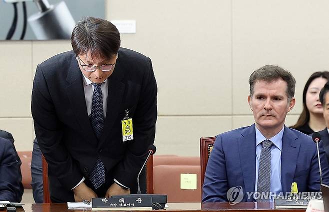 고개 숙여 인사하는 박대준 쿠팡 대표 (서울=연합뉴스) 이동해 기자 = 박대준 쿠팡 대표가 2일 서울 여의도 국회에서 열린 과학기술정보방송통신위원회 전체회의에 출석해 고개 숙여 인사를 하고 있다. 2025.12.2 eastsea@yna.co.kr