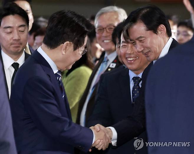 인사하는 이재명 대통령과 조국 대표 (고양=연합뉴스) 김도훈 기자 = 이재명 대통령이 2일 경기 고양시 킨텍스에서 열린 제22기 민주평화통일자문회의 출범회의에서 조국 조국혁신당 대표와 악수하고 있다. 2025.12.2 [대통령실통신사진기자단] superdoo82@yna.co.kr