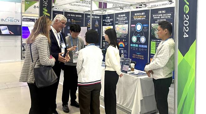 ▲ 고양시가 '2025 대한민국 소프트웨어대전'에 홍보부스를 설치하고 주요 개발사업 설명과 투자유치 활동에 나선다('2024 대한민국 소프트웨어대전' 에 설치 운영한 홍보부스) /사진 제공=고양시