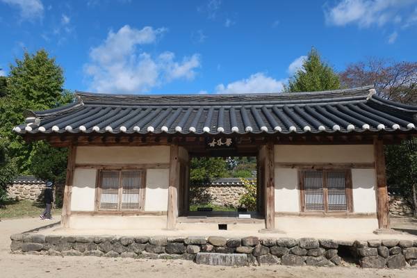 경북 영주에 있는 소수서원의 기숙사인 학구재. /김석환
