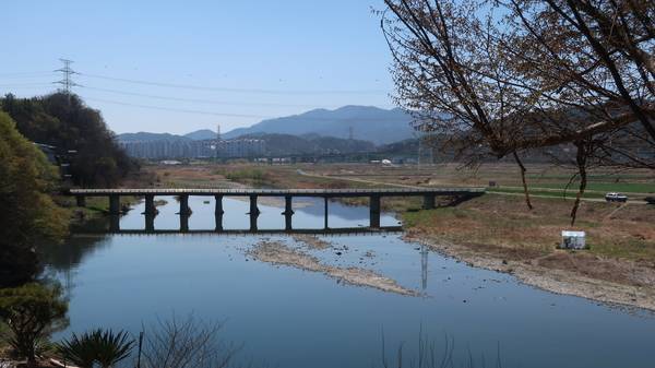 덕연서원 앞을 흐르는 광려천. /김석환