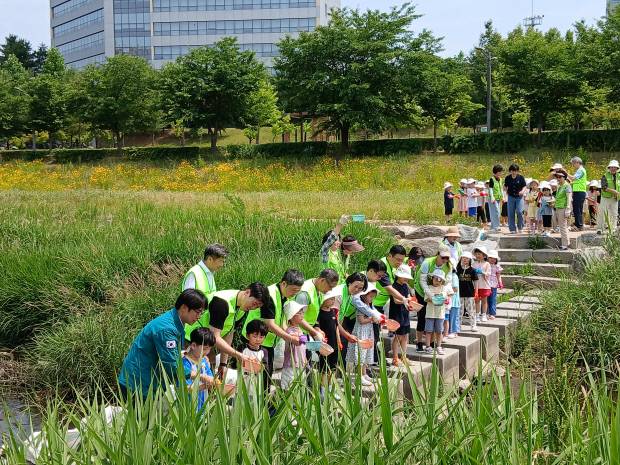 한국전력기술 재무처는 구석구석 방치된 생활 쓰레기와 무단 투기된 폐기물, 인도변 잡초 등을 제거하며 환경정비 봉사활동을 실시했다. 사진=김천시 제공