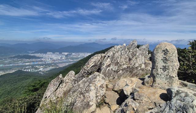 국립공원 금정산 양산지역에 있는 장군봉에서 바라본 양산시 전경.
